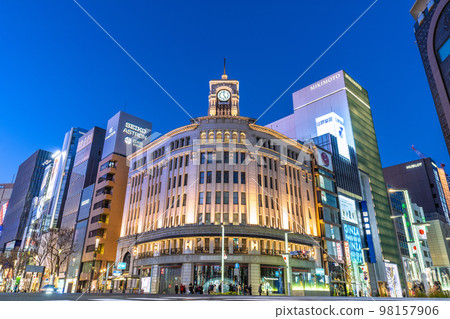 日本的東京城市景觀在元旦閃閃發光的銀座。元旦無行動限制。喜歡散步的外國遊客脫穎而出 日本的東京城市景觀在元旦閃閃發光的銀座。元旦無行動限制。喜歡散步的外國遊客脫穎而出 98157906