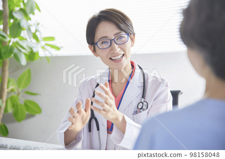 一位戴眼鏡的女醫生面試 98158048