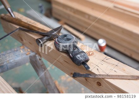 使用墨水瓶的木匠 使用墨水瓶的木匠 98158119