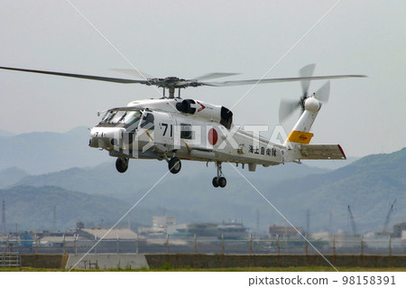 飛行中的海上自衛隊巡邏直升機 98158391