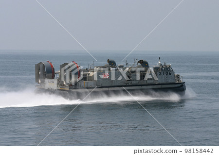 海上自衛隊氣墊船航行 海上自衛隊氣墊船航行 98158442