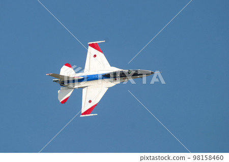 飛行中的航空自衛隊戰鬥機F-2B 飛行中的航空自衛隊戰鬥機F-2B 98158460