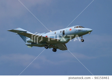 飛行中的航空自衛隊搜救機U-125A 98158461