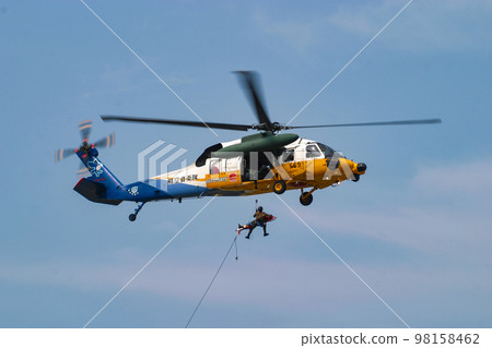 Air Self-Defense Force rescue helicopter UH-60J in flight 98158462