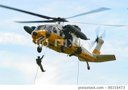 Air Self-Defense Force rescue helicopter UH-60J in flight 98158473