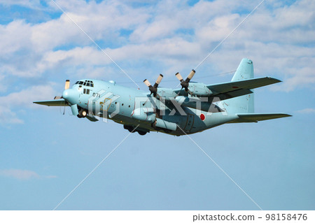 飛行中的航空自衛隊運輸機C-130H 98158476