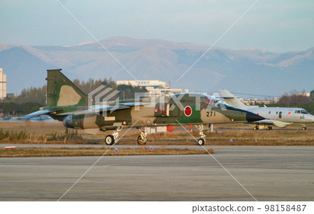 前往起飛點的航空自衛隊戰鬥機F-1 前往起飛點的航空自衛隊戰鬥機F-1 98158487