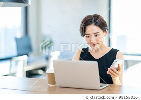 在接空間工作的女人 在接空間工作的女人 98158810