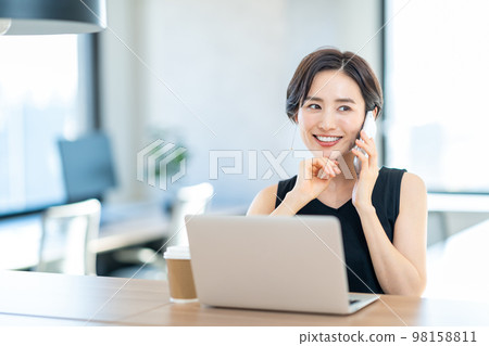 在接空間工作的女人 在接空間工作的女人 98158811