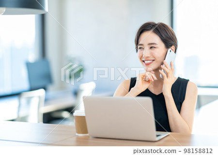 在接空間工作的女人 在接空間工作的女人 98158812