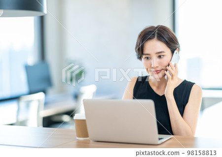 在接空間工作的女人 98158813
