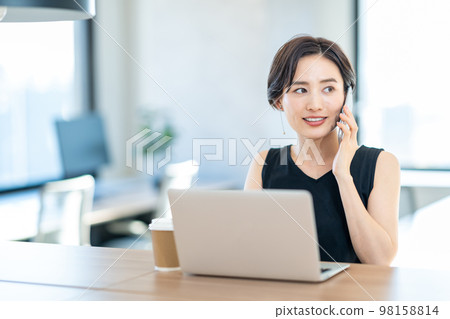 在接空間工作的女人 在接空間工作的女人 98158814