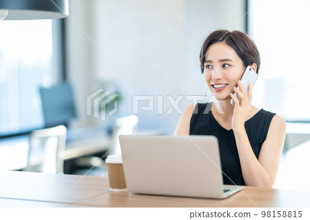 在接空間工作的女人 在接空間工作的女人 98158815