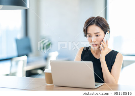 在接空間工作的女人 在接空間工作的女人 98158816