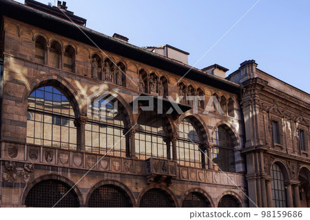 Millan, Italy Loggia degli Osii 1321 Gothic style historical building facade in Piazza Mercanti. Millan, Italy Loggia degli Osii 1321 Gothic style historical building facade in Piazza Mercanti. 98159686