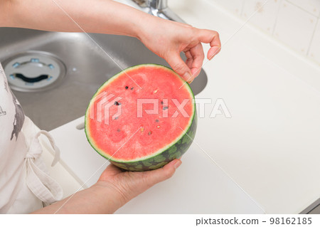 【中年家庭主婦切西瓜】 98162185