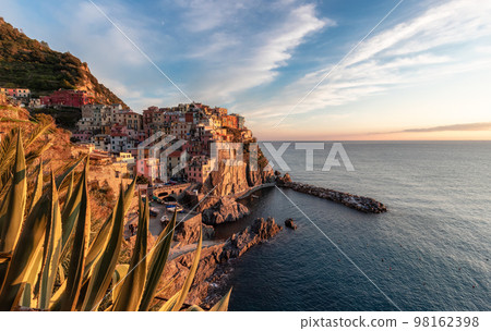 Small touristic town on the coast, Manarola, Italy. Cinque Terre 98162398