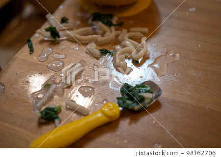 散落在桌上的烏冬面 98162706