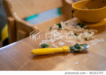 散落在桌上的烏冬面 98162707