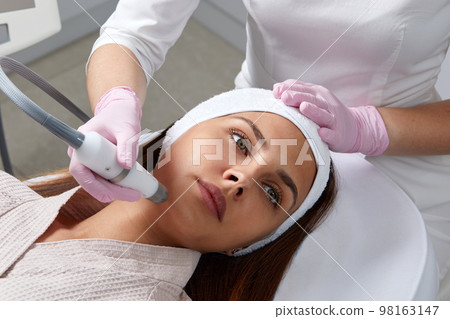 Face Skin Care. Close-up Of Woman Getting Facial Hydro Microdermabrasion Peeling Treatment At Cosmetic Beauty Spa Clinic. Hydra Vacuum Cleaner. Exfoliation, Rejuvenation And Hydratation Face Skin Care. Close-up Of Woman Getting Facial Hydro Microdermabrasion Peeling Treatment At Cosmetic Beauty Spa Clinic. Hydra Vacuum Cleaner. Exfoliation, Rejuvenation And Hydratation 98163147
