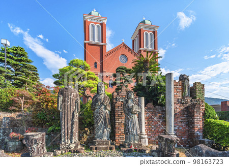 [Kyushu/Nagasaki] A-bombed ruins standing in front of the red-brick Catholic Urakami Church. 98163723