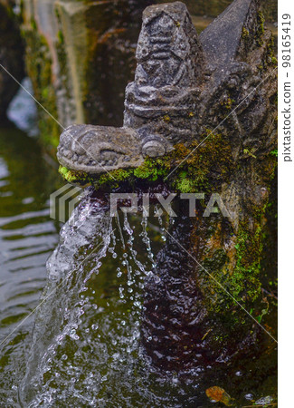 sculpture dragon fountain 98165419