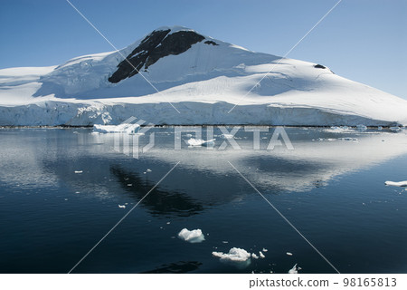 Snowy mountains in Paraiso Bay, Antartica. Snowy mountains in Paraiso Bay, Antartica. 98165813