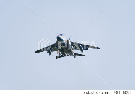 藍色脈衝 T-4 著陸 98166095