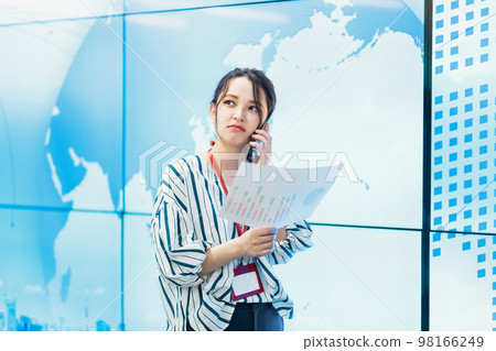 表情苦惱的女商人 98166249