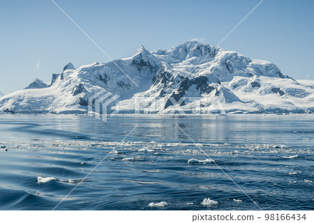 Snowy mountains in Paraiso Bay, Antartica. 98166434