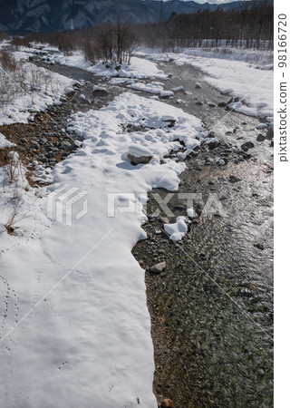 Matsukawa taken from Hakuba Bridge [Hakuba village, Kitaazumi-gun] 98166720