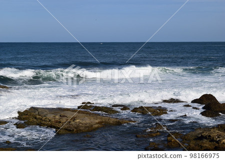 Rough waves of rocky place Shonai, Yamagata Prefecture Sea of Japan 98166975