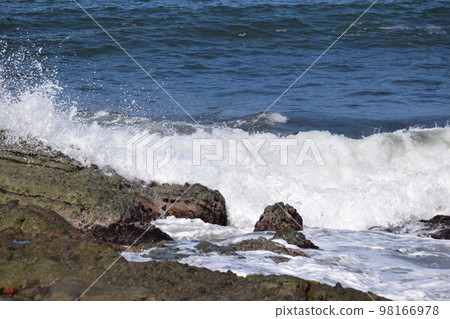 Rough waves of rocky place Shonai, Yamagata Prefecture Sea of Japan 98166978