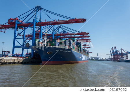 The container vessel CMA CGM Jules Verne at terminal Hamburg Burchardkai The container vessel CMA CGM Jules Verne at terminal Hamburg Burchardkai 98167062