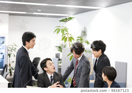 A boss who speaks with an expression that makes a fool of his subordinate_1 A boss who speaks with an expression that makes a fool of his subordinate_1 98167123
