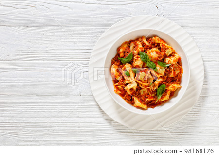 tortellini in ground beef tomato sauce, top view 98168176