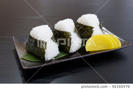 3個飯糰和Takuan 98168476