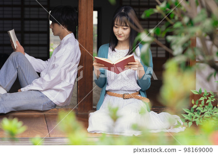 在古民居讀書的青年男女 98169000