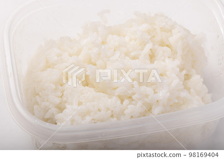 Cold leftover rice 98169404