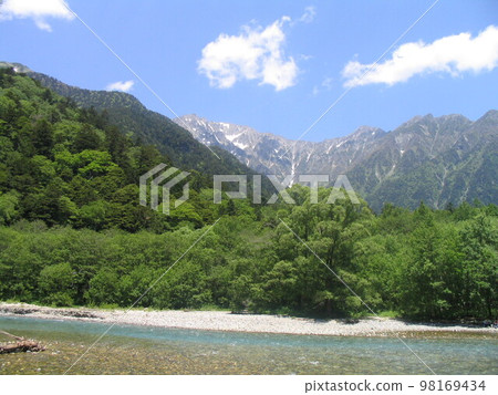 The Azusa River and the fresh green mountains of the Northern Alps The Azusa River and the fresh green mountains of the Northern Alps 98169434