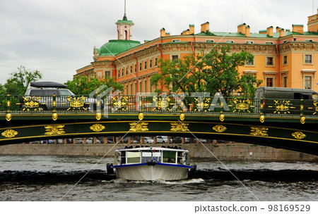 從運河遊輪上看到的一座有紋章的橋和一組歷史建築 從運河遊輪上看到的一座有紋章的橋和一組歷史建築 98169529