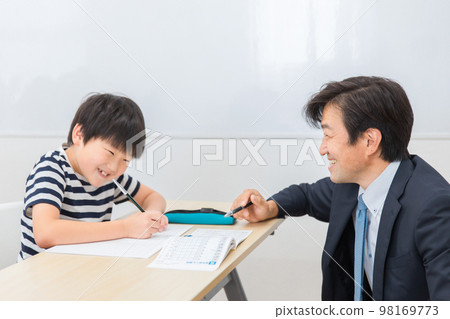 在課堂上向小學生教授學習和漢字的微笑補習班老師和老師（日本男性） 98169773