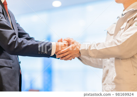 不露面的商人和工程師握手 98169924