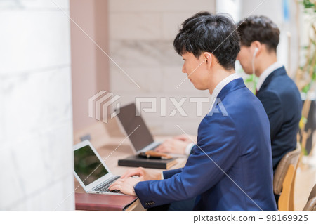 年輕商人在時尚辦公室檢查文件 98169925