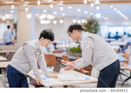 工程師在檢查數據時開會 98169931