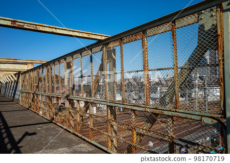 東京三鷹市郊區一座舊立交橋上的冬季陽光和陰影 2022 年 12 月 a-1 98170719