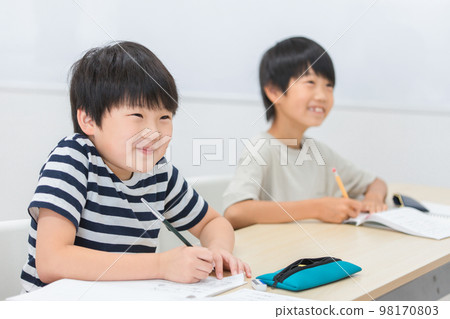 Students, children, elementary school students (Asians, Japanese, Chinese) studying at cram schools / summer courses Students, children, elementary school students (Asians, Japanese, Chinese) studying at cram schools / summer courses 98170803