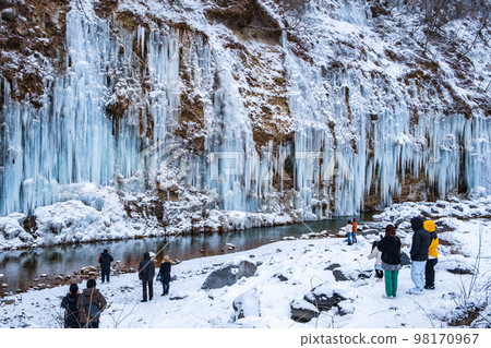 Shirakawa ice pillar group 98170967