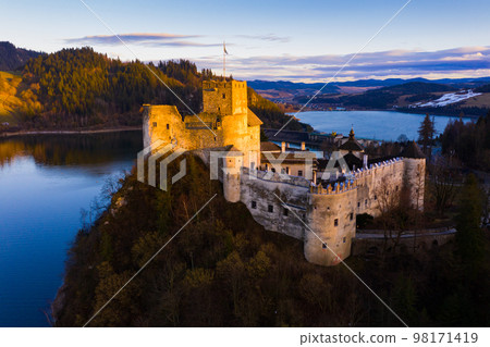 Nedzica castle near Chorshtynskoe reservoir at twilight 98171419