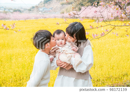 好朋友在油菜花和櫻花盛開的田野裡接吻的照片 98172139